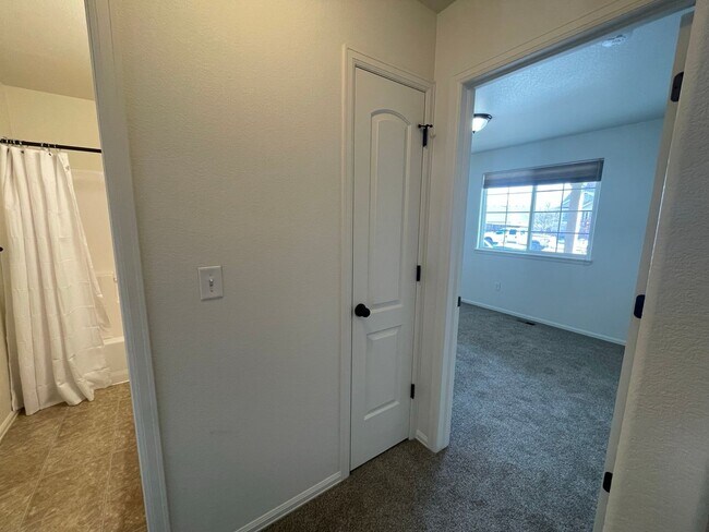 Foto del edificio - Low-Maintenance 3BR Ranch in Johnstown Far...