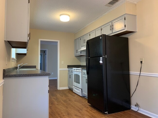 Building Photo - 814 Robin Hood Trail