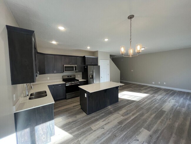 Building Photo - Beautiful Townhome!!