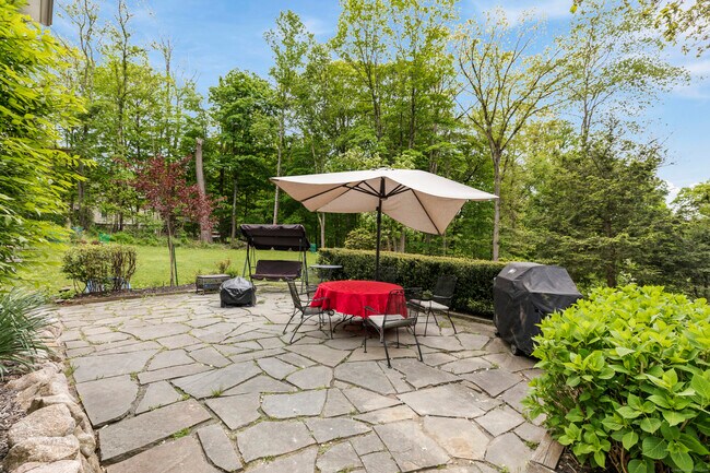 Building Photo - 156 Colonial Rd