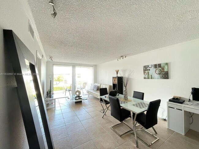 Foto del edificio - 3716 NE 168th St