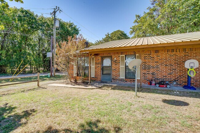 Building Photo - One Side of Very Nice Duplex West Granbury...
