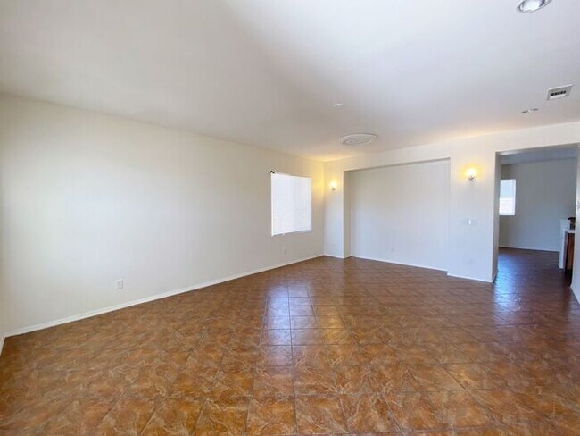 Foto del edificio - 5 bed 4 bath + Loft