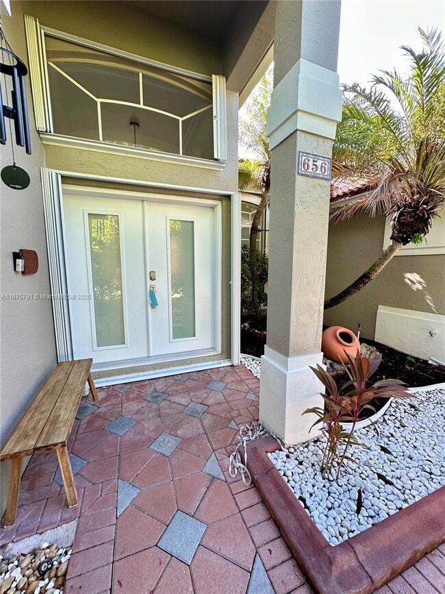 Building Photo - 656 Verona Pl
