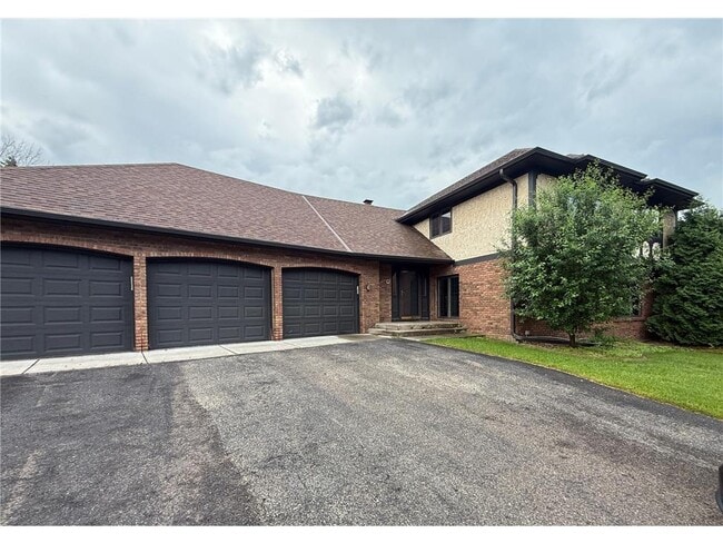 Building Photo - 3410 Sycamore Ln N
