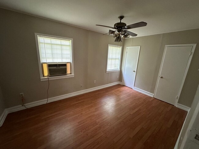 Building Photo - Welcome to this charming 2-bedroom, 1-bath...
