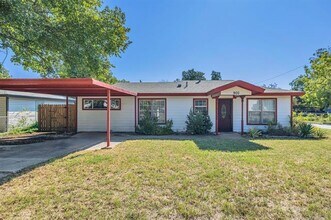 Building Photo - 900 Vaquero St