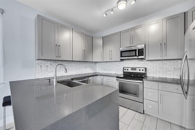 Building Photo - 150 Jacaranda Country Club Dr