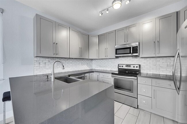 Building Photo - 150 Jacaranda Country Club Dr