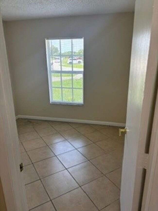 Foto del edificio - Freshly painted interior coming soon ! 3 bedroom 2 bathroom single family home
