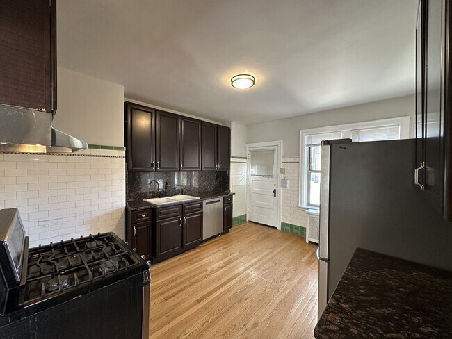 Foto del edificio - 1527 W Pratt Blvd