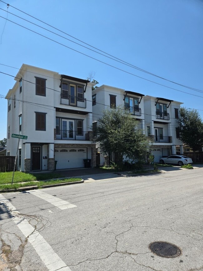 Building Photo - 1520 Amundsen St