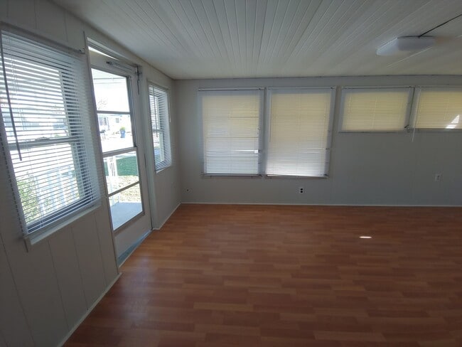 Building Photo - 912 49th Ave W