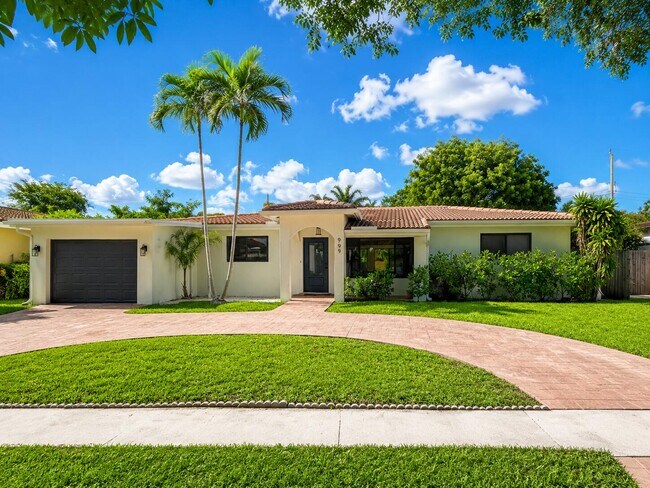 Building Photo - 909 SE 14th Dr