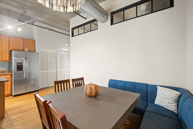 Building Photo - 811 W 15th Pl