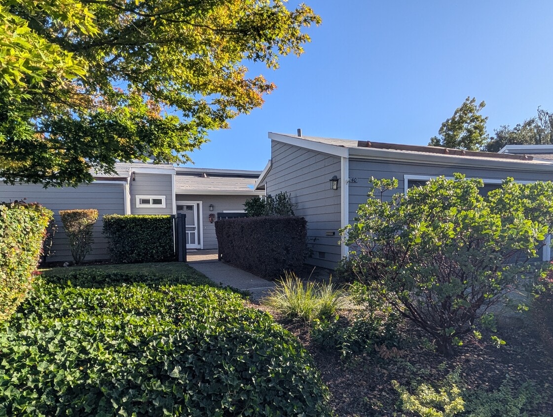 Like single family home - 40 Ascot Pl