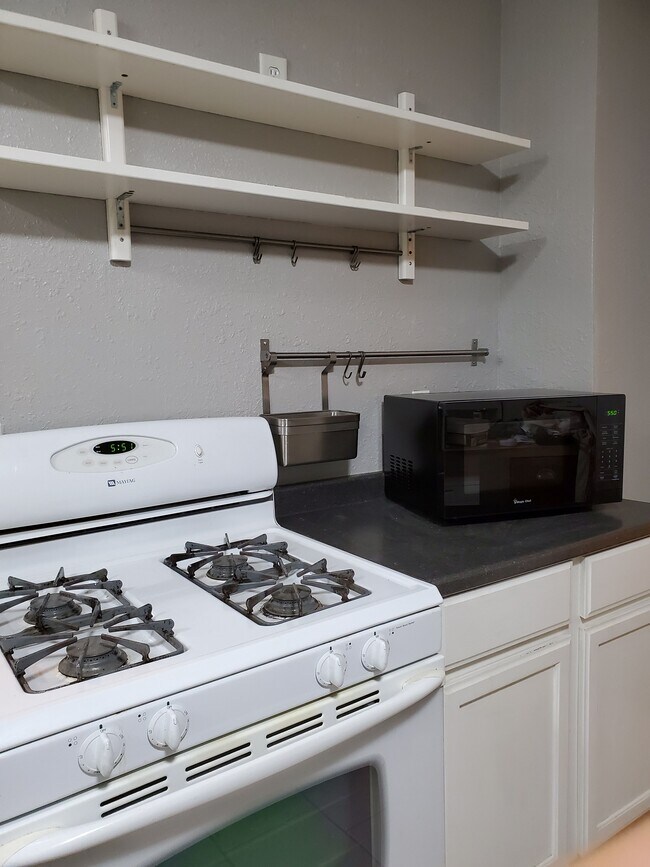 Kitchen - 533 Charlotte St