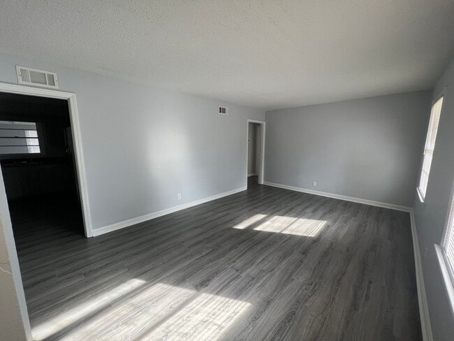 Foto del edificio - 3 bedroom 1 bathroom brick home in West Tu...