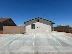 Building Photo - 1340 W Mariposa Ave