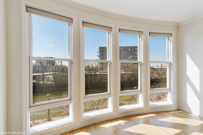 Foto del edificio - 1031 N Riverwalk St