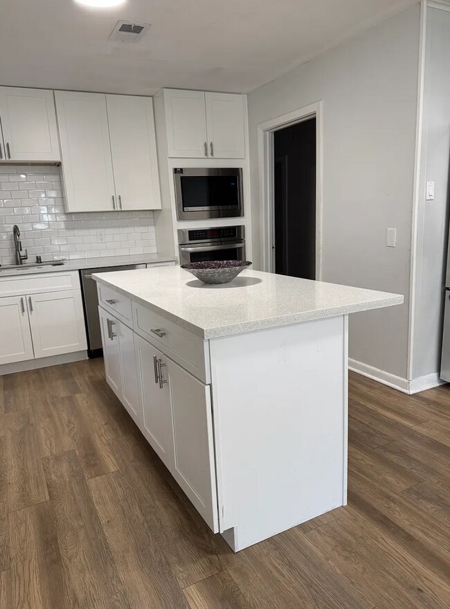 Isla de cocina a la altura de la barra. - 3806 Tilson Ln