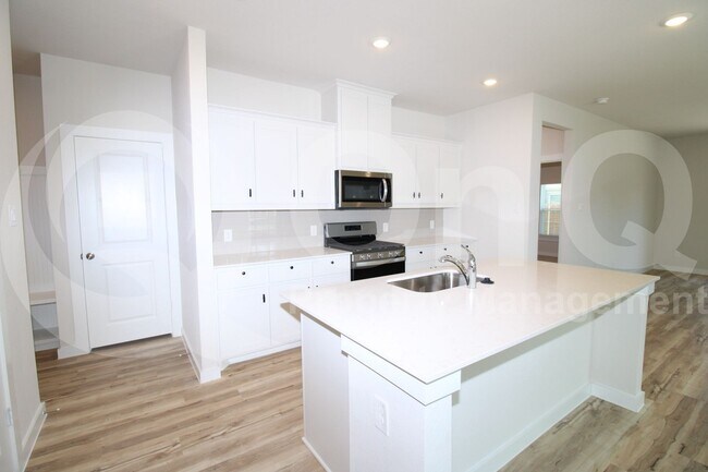 Building Photo - 330 Fire Rock Dr