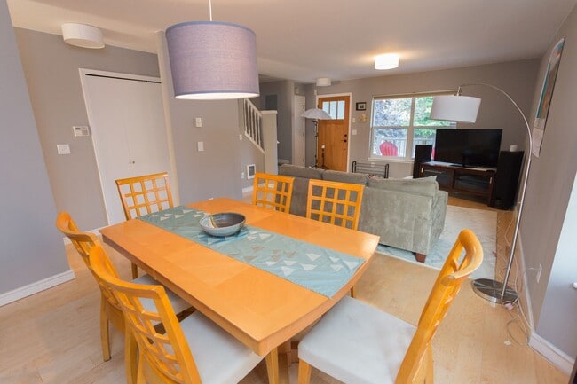 Foto del edificio - Single family, 3 bedroom, 1.5 bath home ju...