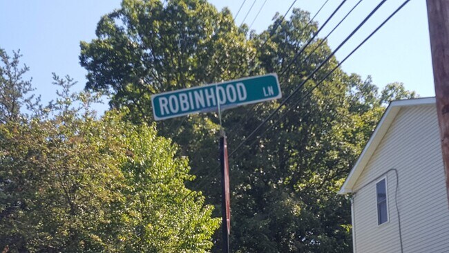 Building Photo - 1347 Robinhood Ln