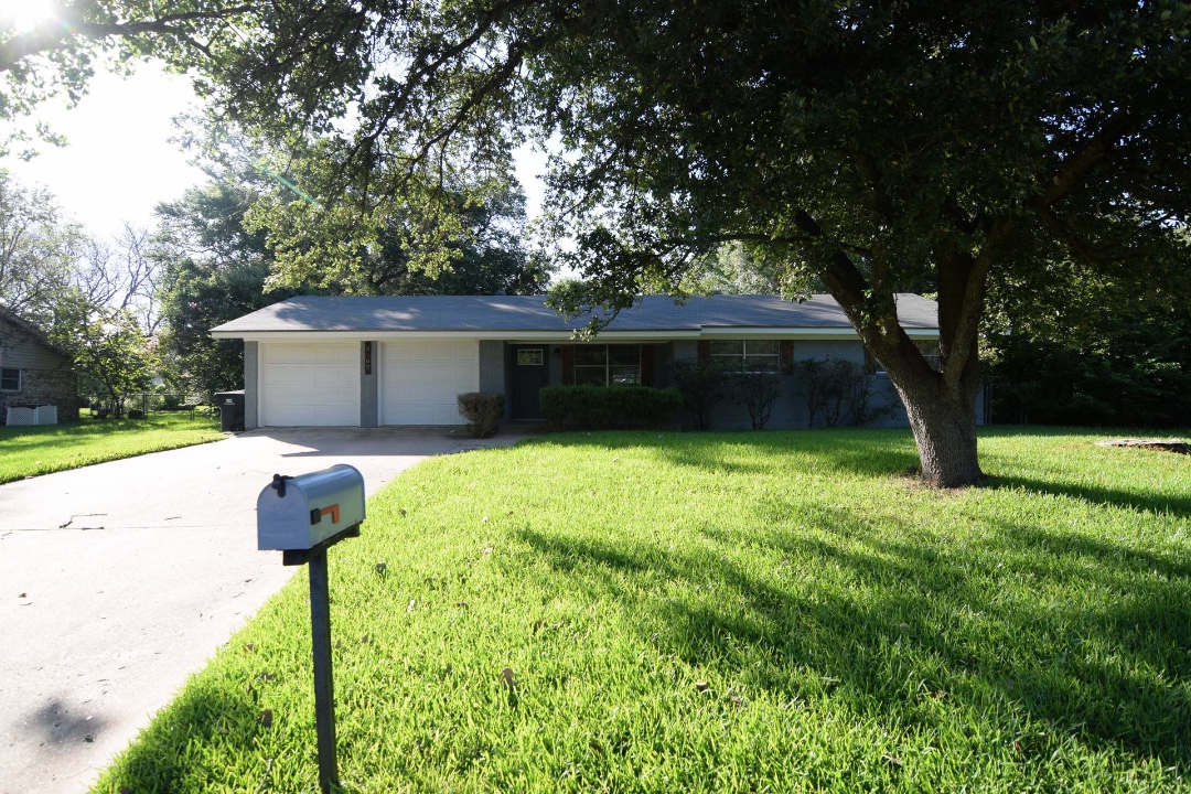 Primary Photo - 3207 Meadow Oaks Dr
