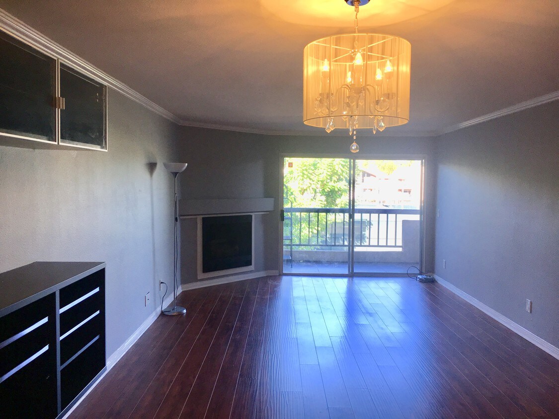 5530 Owensmouth Ave, Woodland Hills, CA 91367 Condo for Rent in