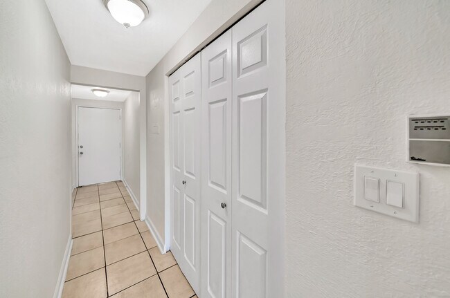 Foto del edificio - 14902 Gilmore St