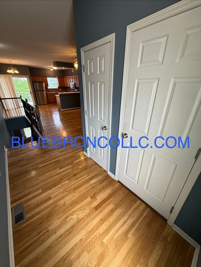 Building Photo - Spacious unit with Beautiful hardwood floors and nice touches throughout!