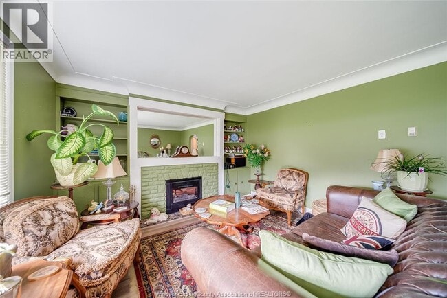 Building Photo - 3985 Roseland Dr E