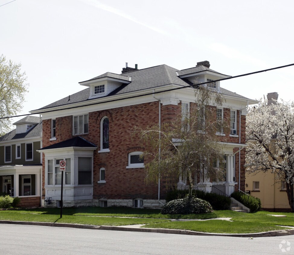 Building Photo - 38 D St