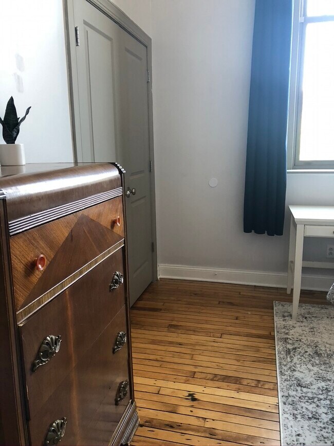 Room 1 - 511 S Bond St