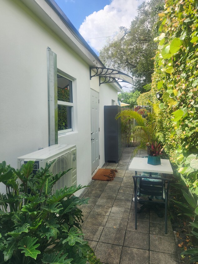 Entrance | patio - 1722 NW 185th Ter