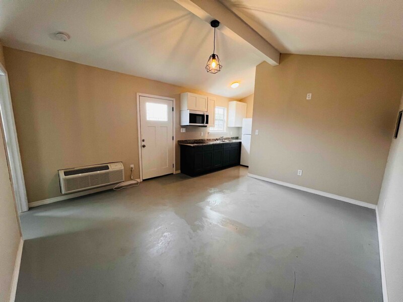 Primary Photo - 17 Sutton Ln