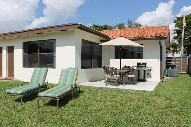 Foto del edificio - 2706 NE 57th St