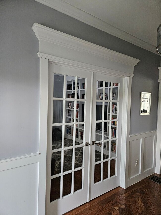 Building Photo - Spacious New House in Newtown