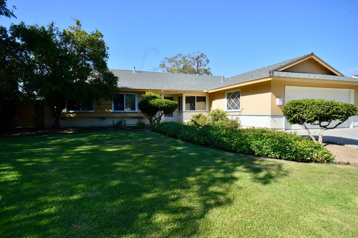 Foto principal - 3 Bedroom Home in Great Fullerton Neighbor...