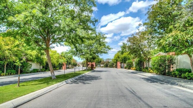 Foto del edificio - Welcome to the prestigious gated community...