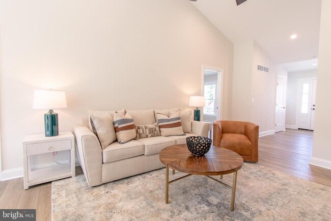 Building Photo - 14 Sandy Ln