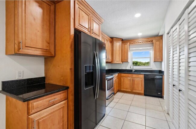 Building Photo - 8452 SE Croft Cir