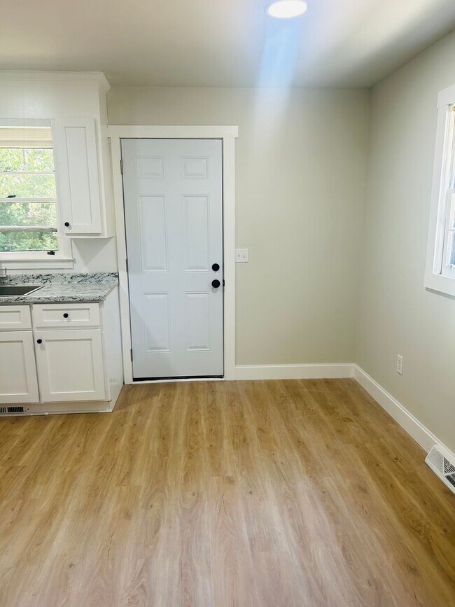 Foto del edificio - Newly Remodeled Home | Pet-Friendly | Room...