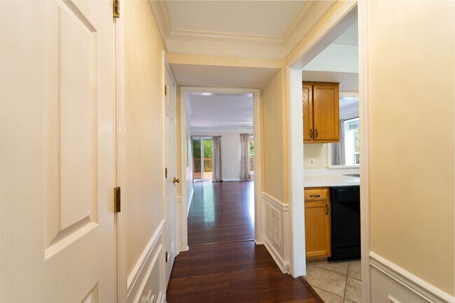 Foto del edificio - Updated 3-Level End Unit Townhouse in Caro...