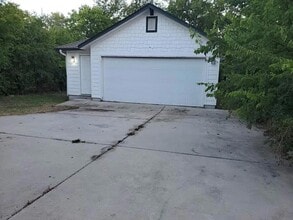 Building Photo - 203 E Pecan St