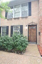 Building Photo - 940 Wycliffe Dr