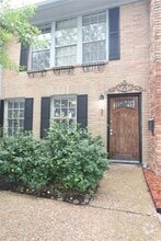 Building Photo - 940 Wycliffe Dr