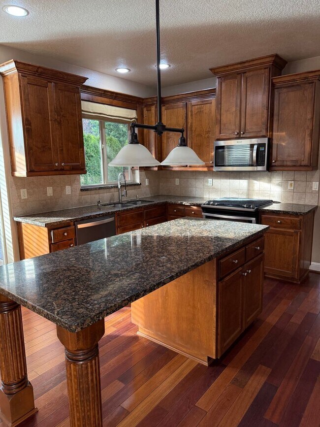 Foto del edificio - Goregous 5 Bedroom Home! Great Location! Vaulted Ceilings! Fenced Yard! 3- Car Garage & More!