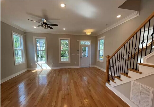 Building Photo - Cliff Ave